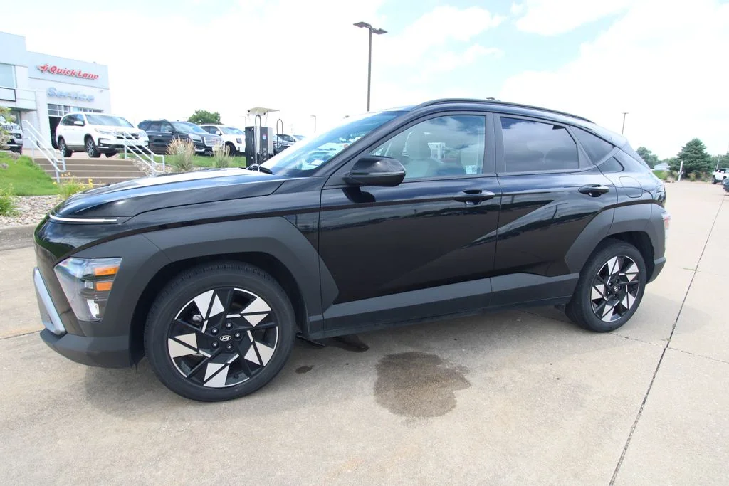 Used 2025 Black Hyundai SEL image 16