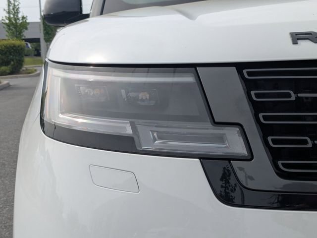 Used 2024 White Land Rover SE image 10