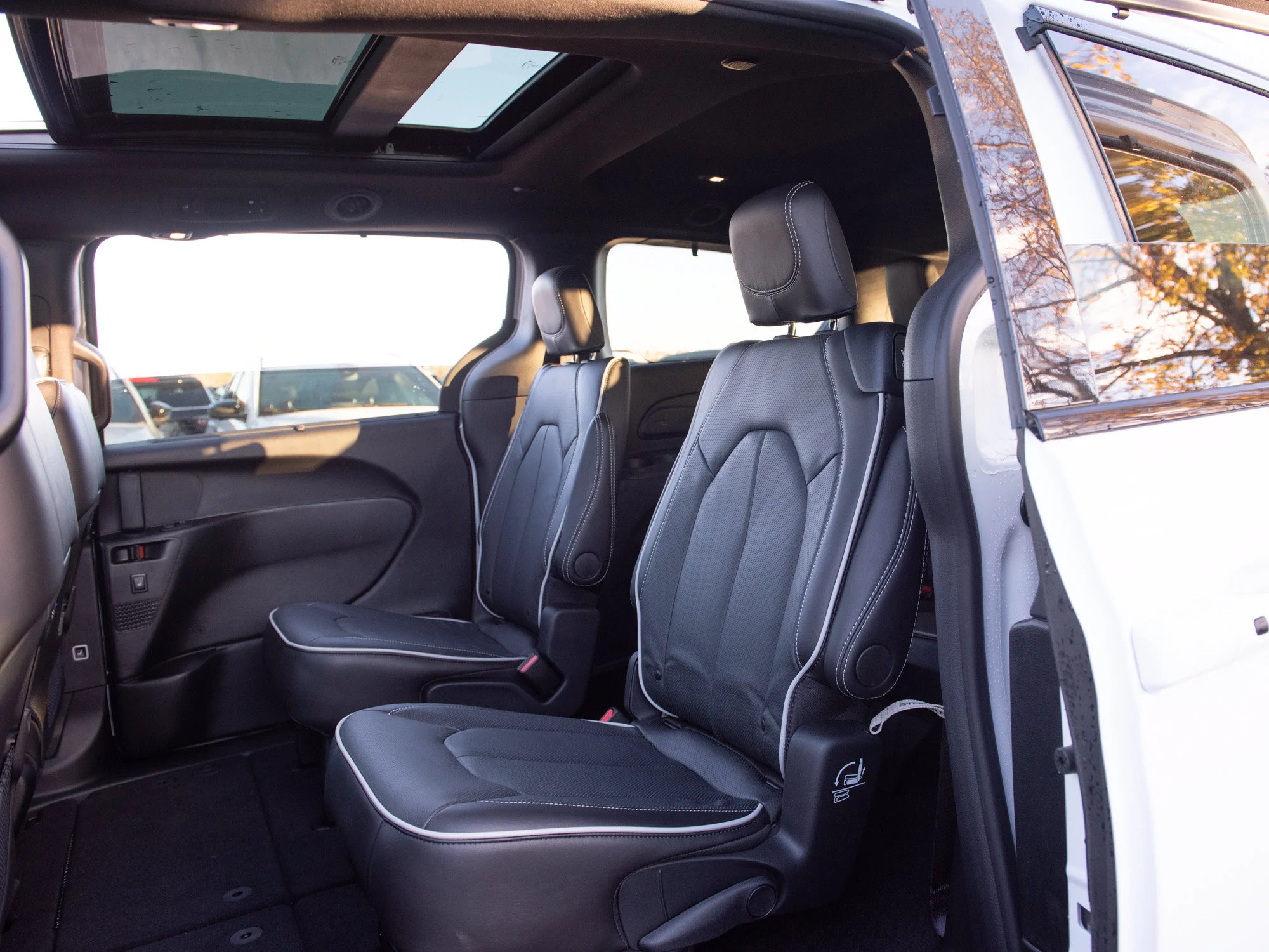 Used 2025 White Chrysler Limited* AWD, Safety Sphere, Panoramic Sunroof, Cooled/Heated Leather image 21