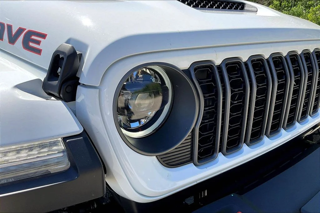 New 2026 Bright White Clear-Coat Exterior Paint Jeep Mojave image 16