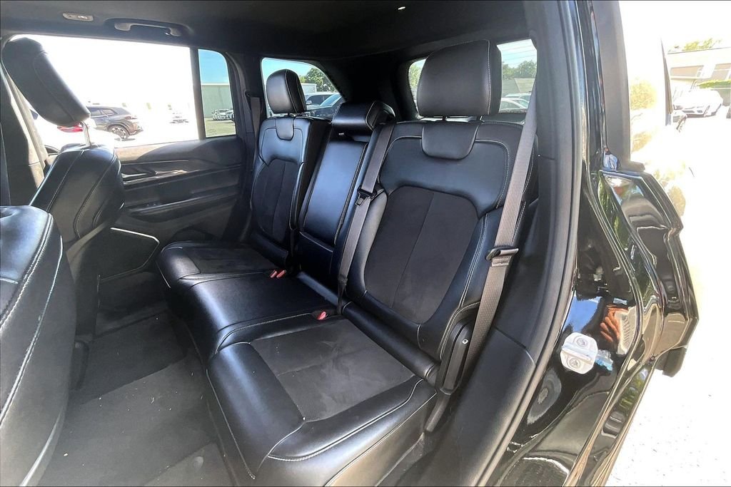 Used 2022 Black Jeep Altitude image 19