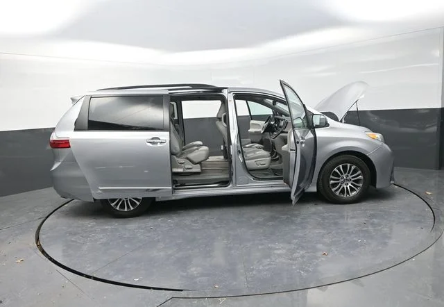 Used 2018 Silver Toyota XLE image 35