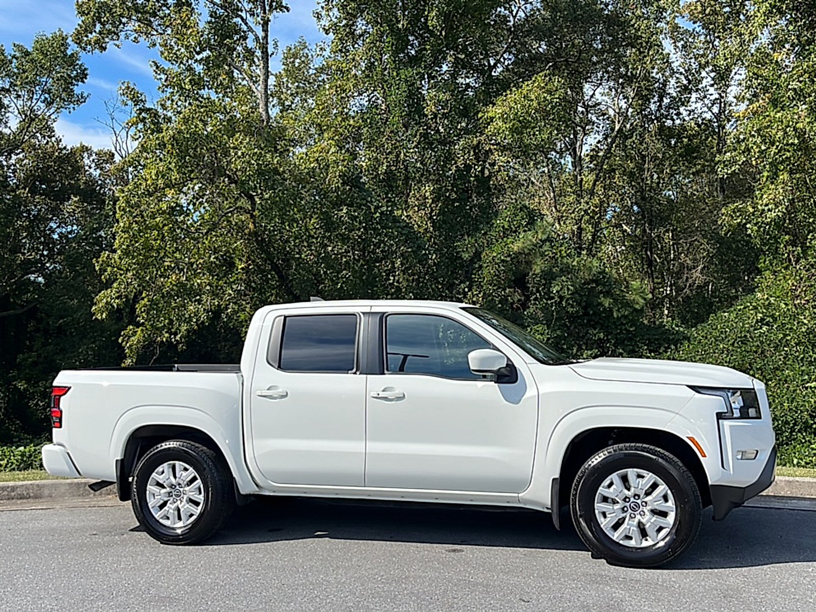 Used 2024 Glacier White Nissan Crew Cab SV 4x2 image 1