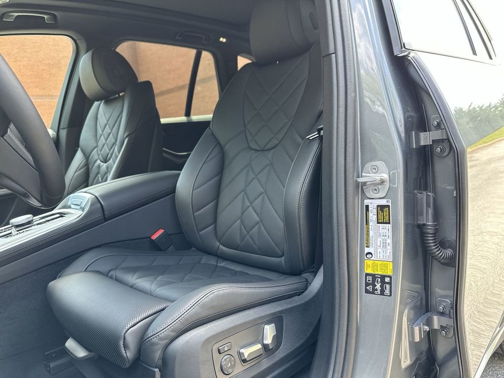 Used 2024 Gray BMW xDrive40i image 33