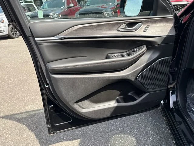 2025 Jeep Grand Cherokee Overland - Photo 15