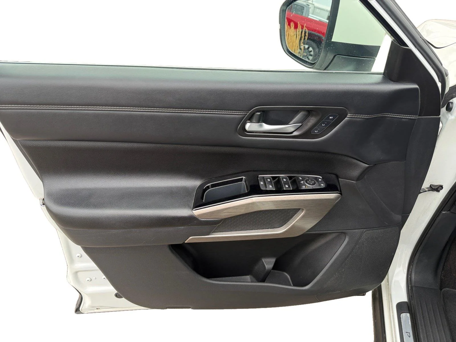 Used 2023  Nissan Platinum image 9