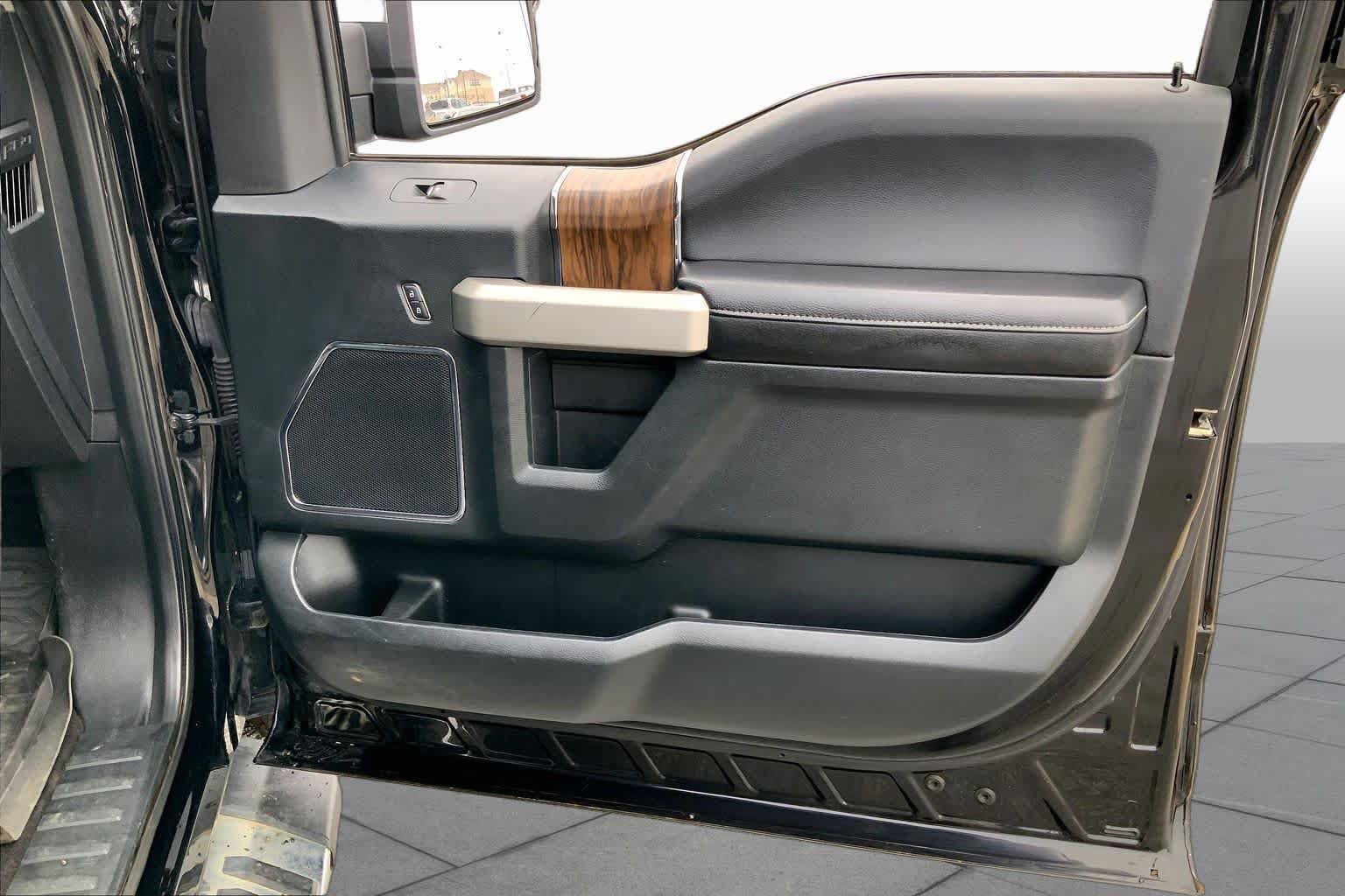 Used 2019 Agate Black Metallic Ford LARIAT image 21