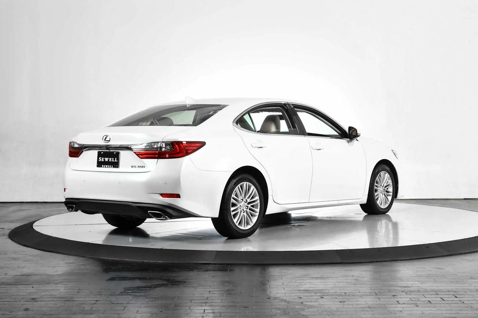 Used 2016 Eminent White Pearl Lexus  image 7