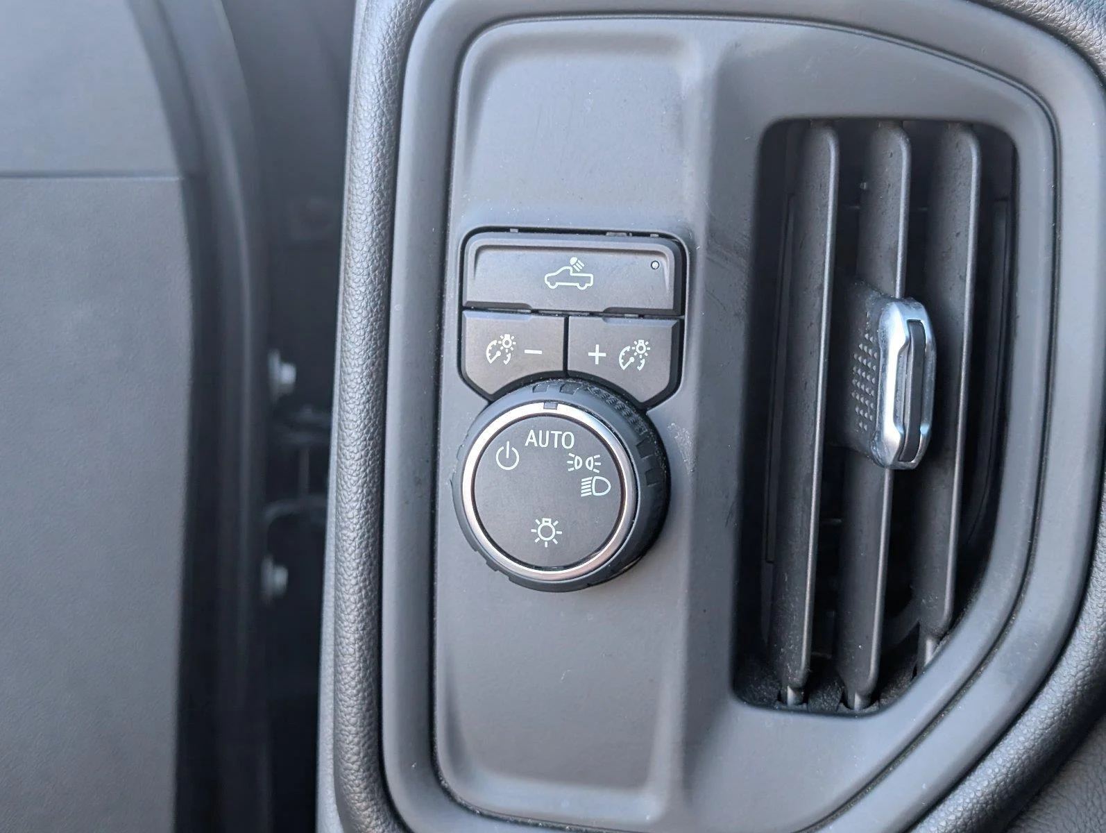 Used 2022 SHADOW GRAY METALLIC Chevrolet Custom image 28
