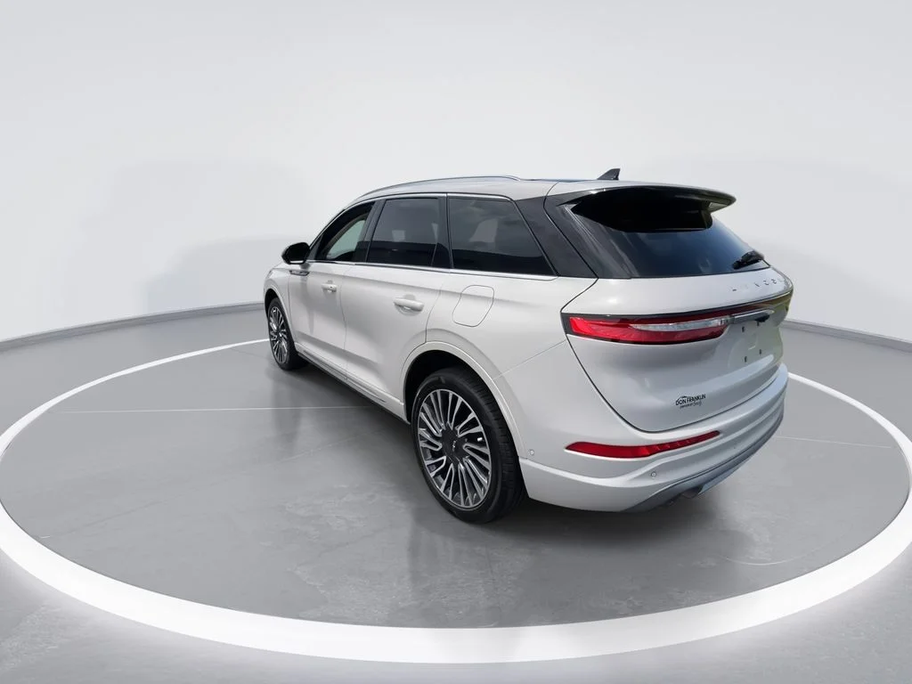 Used 2022 White Lincoln Reserve image 6
