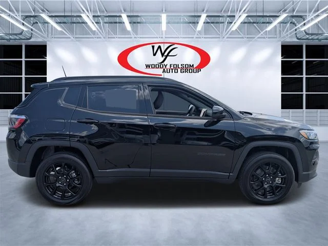 New 2026 Diamond Black Crystal Pearl-Coat Exterior Paint Jeep Latitude image 2