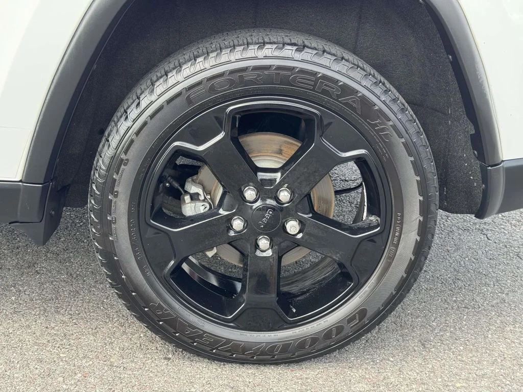 Used 2019 White Jeep Laredo image 12