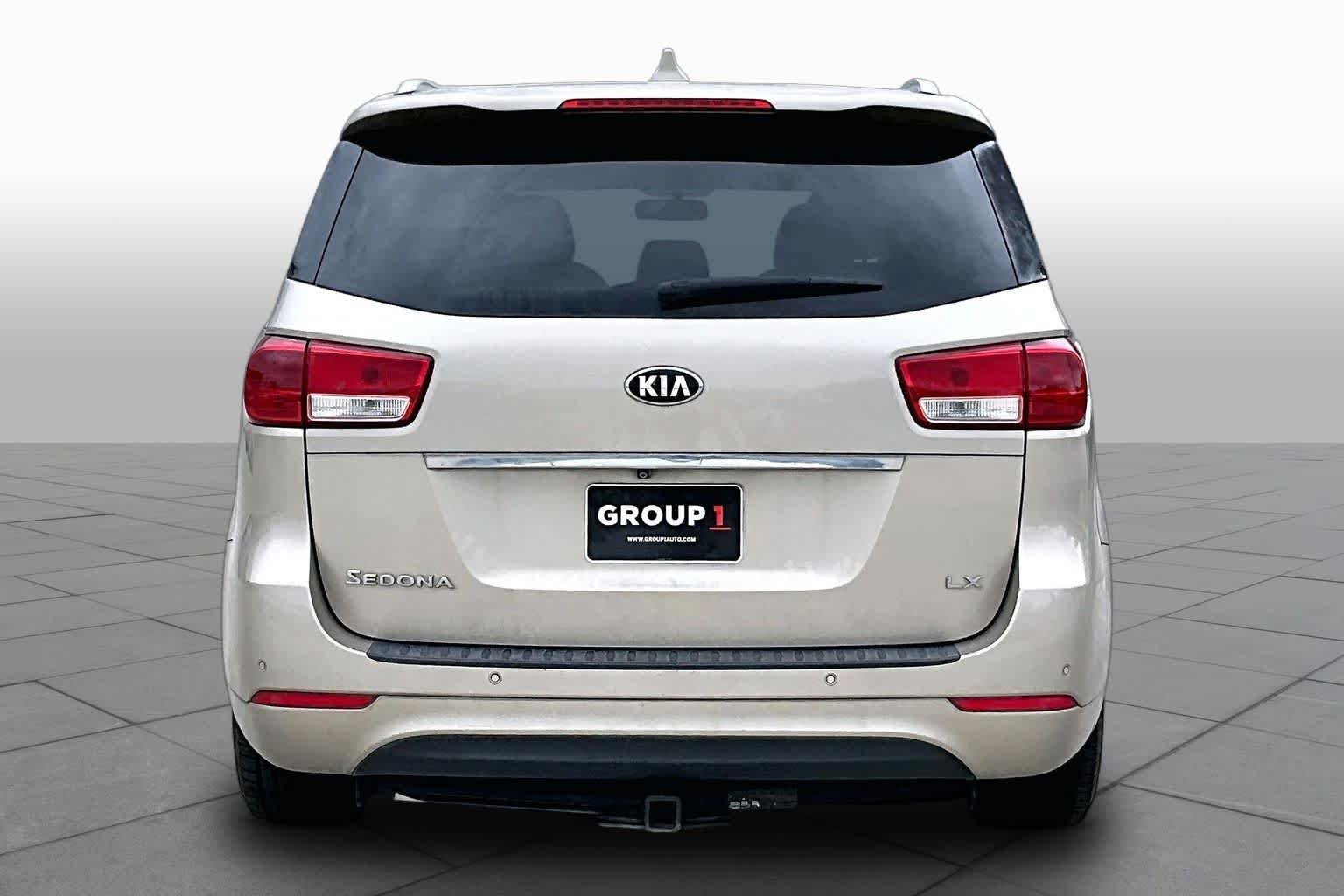 Used 2017 Beachwood Pearl Kia LX image 5