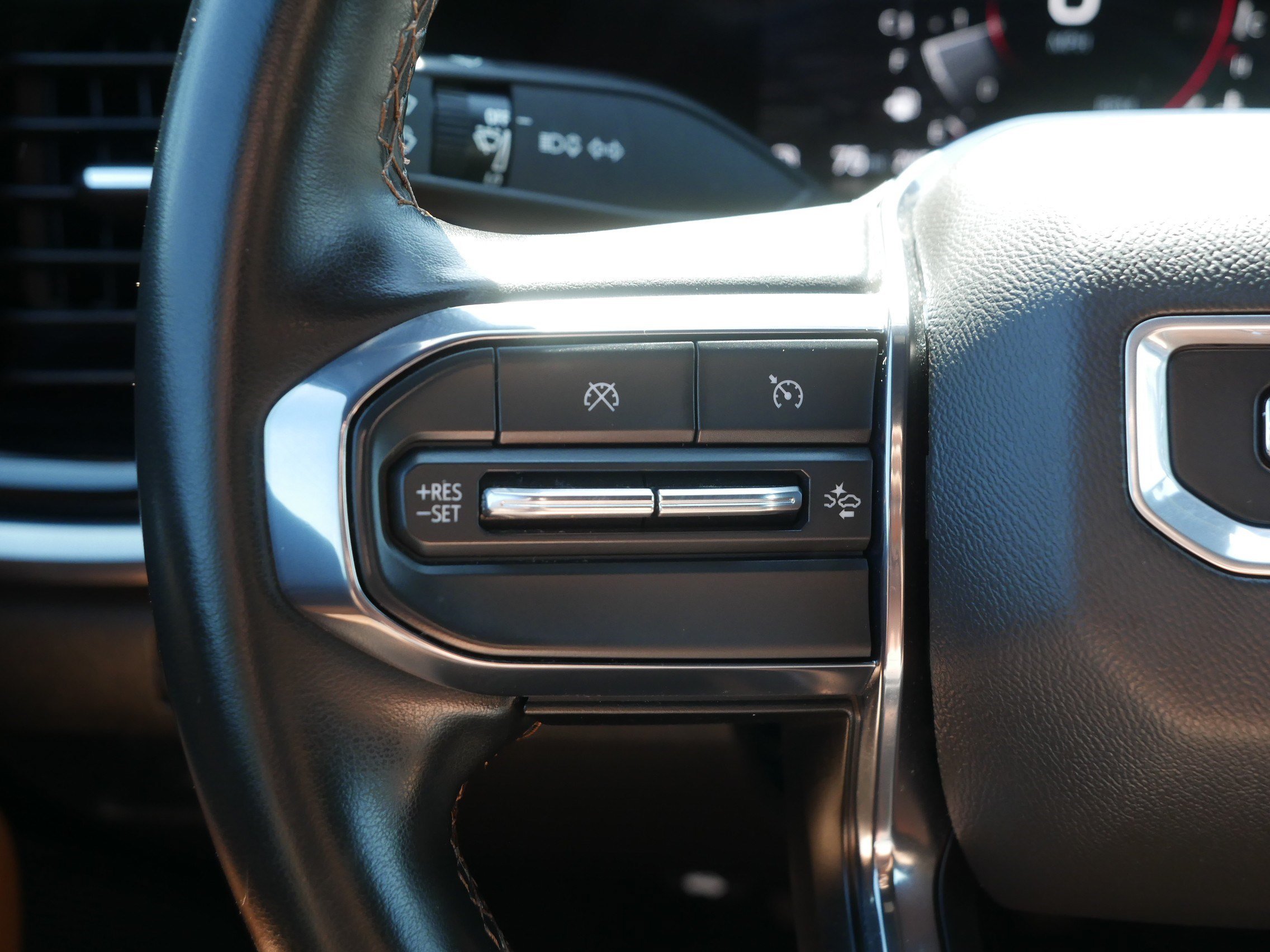 Used 2023 Summit White GMC 4WD AT4 image 31