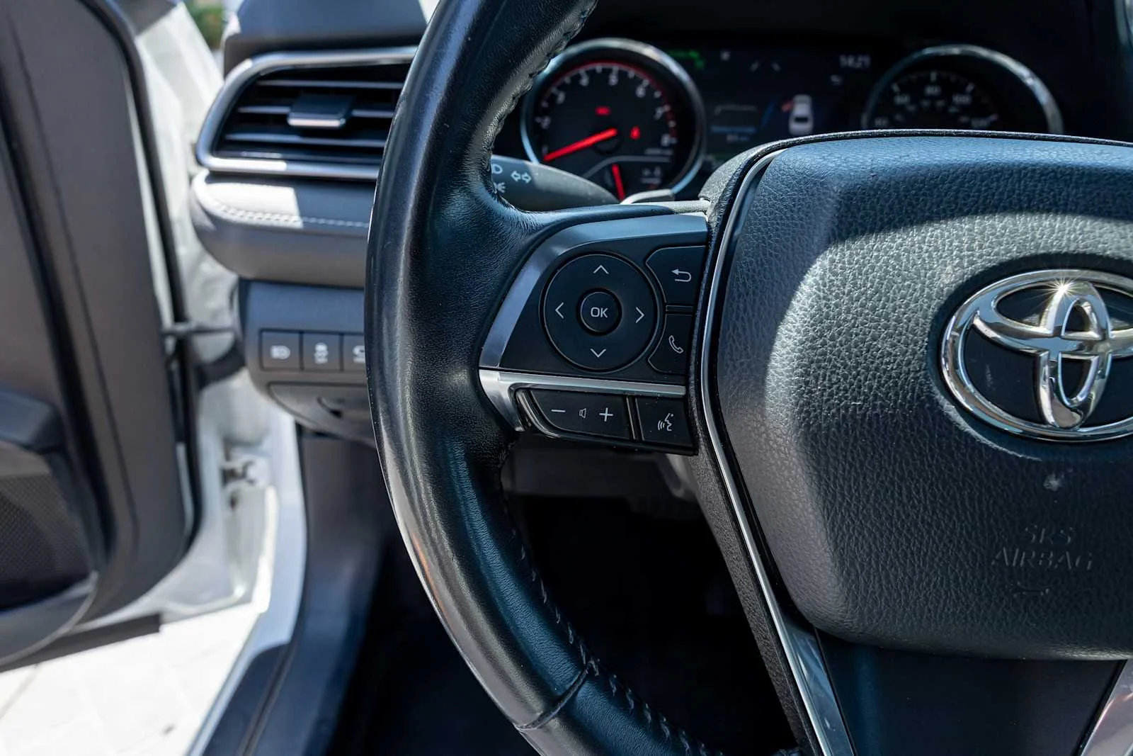 Used 2020 Wind Chill Pearl Toyota XSE V6 image 16