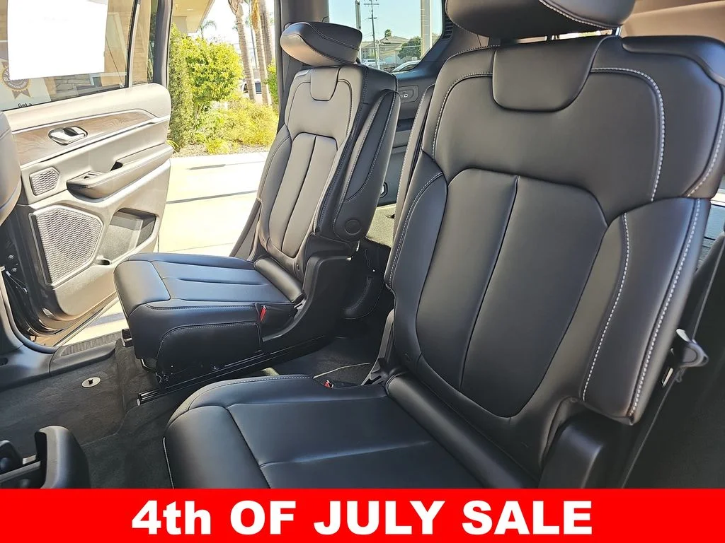 New 2026 Diamond Black Crystal Pearl-Coat Exterior Paint Jeep Limited image 15