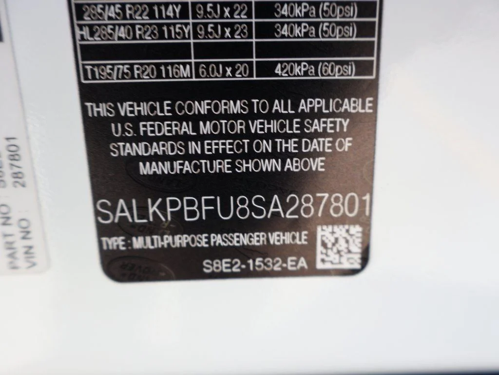Used 2025 Fuji White Land Rover SE image 38