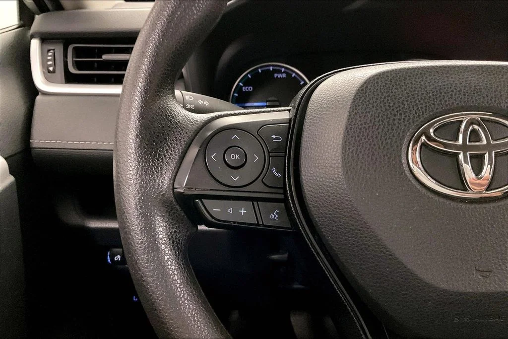 Used 2022 Silver Toyota LE image 22