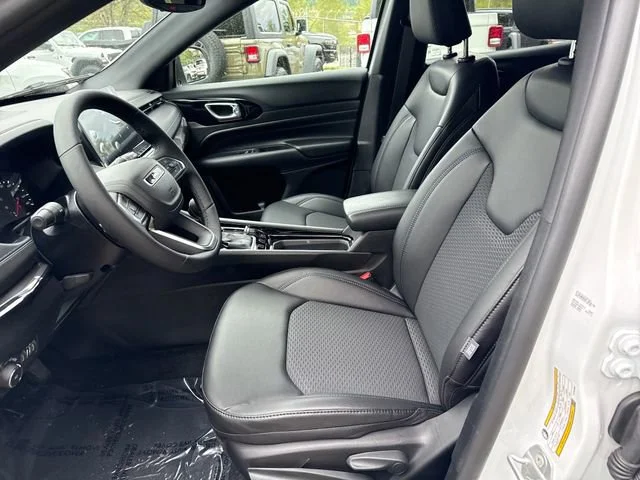 New 2026 Bright White Clear-Coat Exterior Paint Jeep Latitude image 14