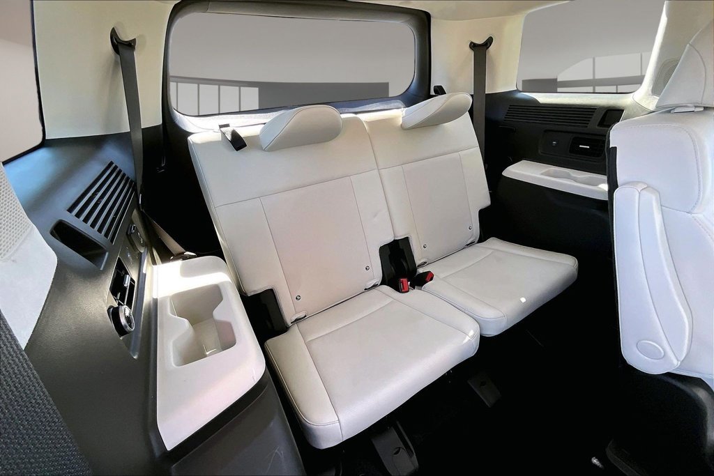Used 2025 White Hyundai Calligraphy image 30
