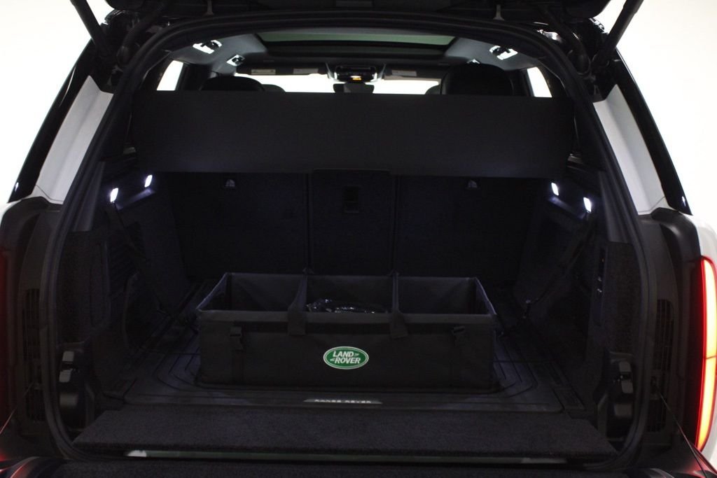 Used 2025 White Land Rover SE image 54