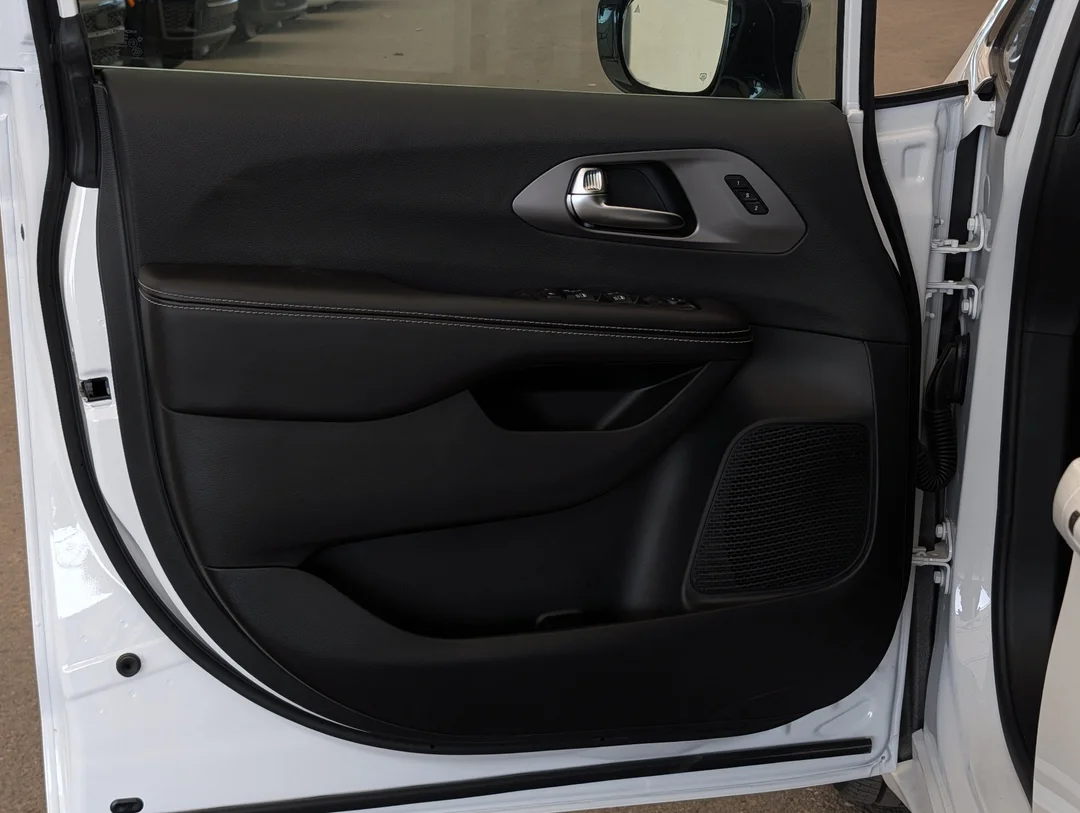 New 2027 White Chrysler Select - - AWD - 3.6L Pentastar VVT V6 - Safety Sphere Pkg w/ 360 Cam - Stow n Go Seats & More! image 12