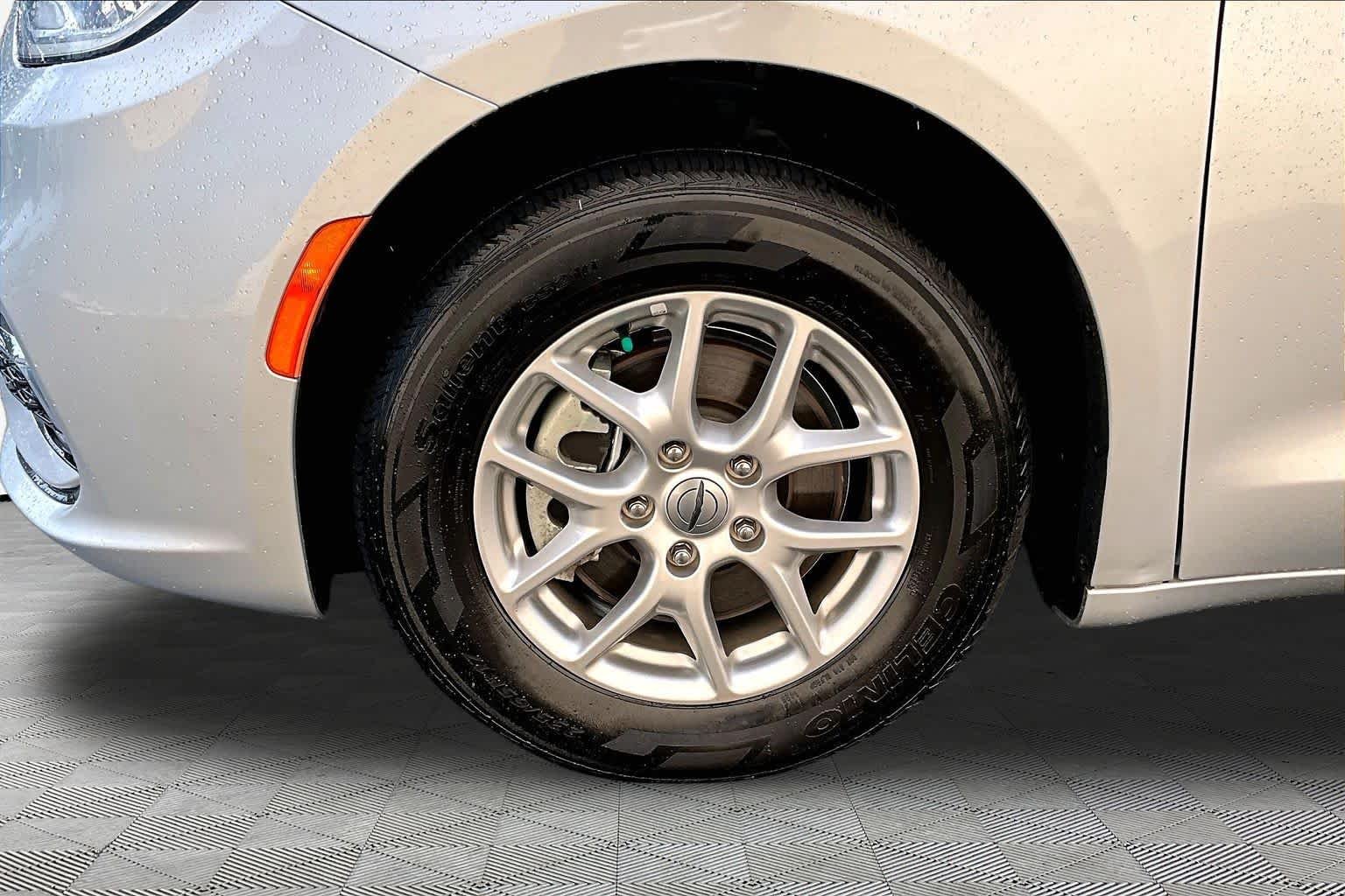 Used 2024 Silver Mist Clearcoat Chrysler Touring L image 11