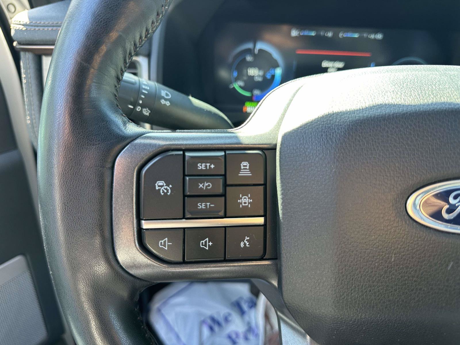 Used 2023 White Metallic Ford LARIAT image 33