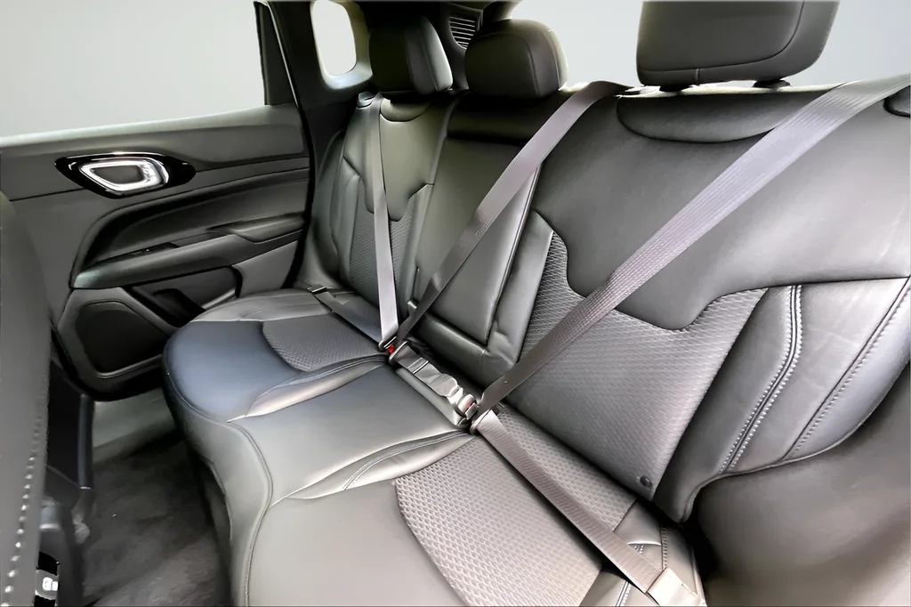 New 2026 Bright White Clearcoat Jeep Latitude image 21