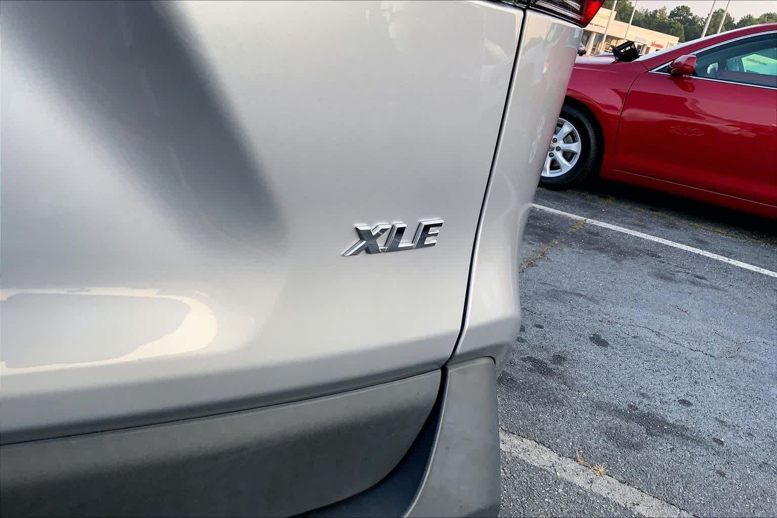 Used 2024 Silver Sky Metallic Toyota XLE Premium image 10