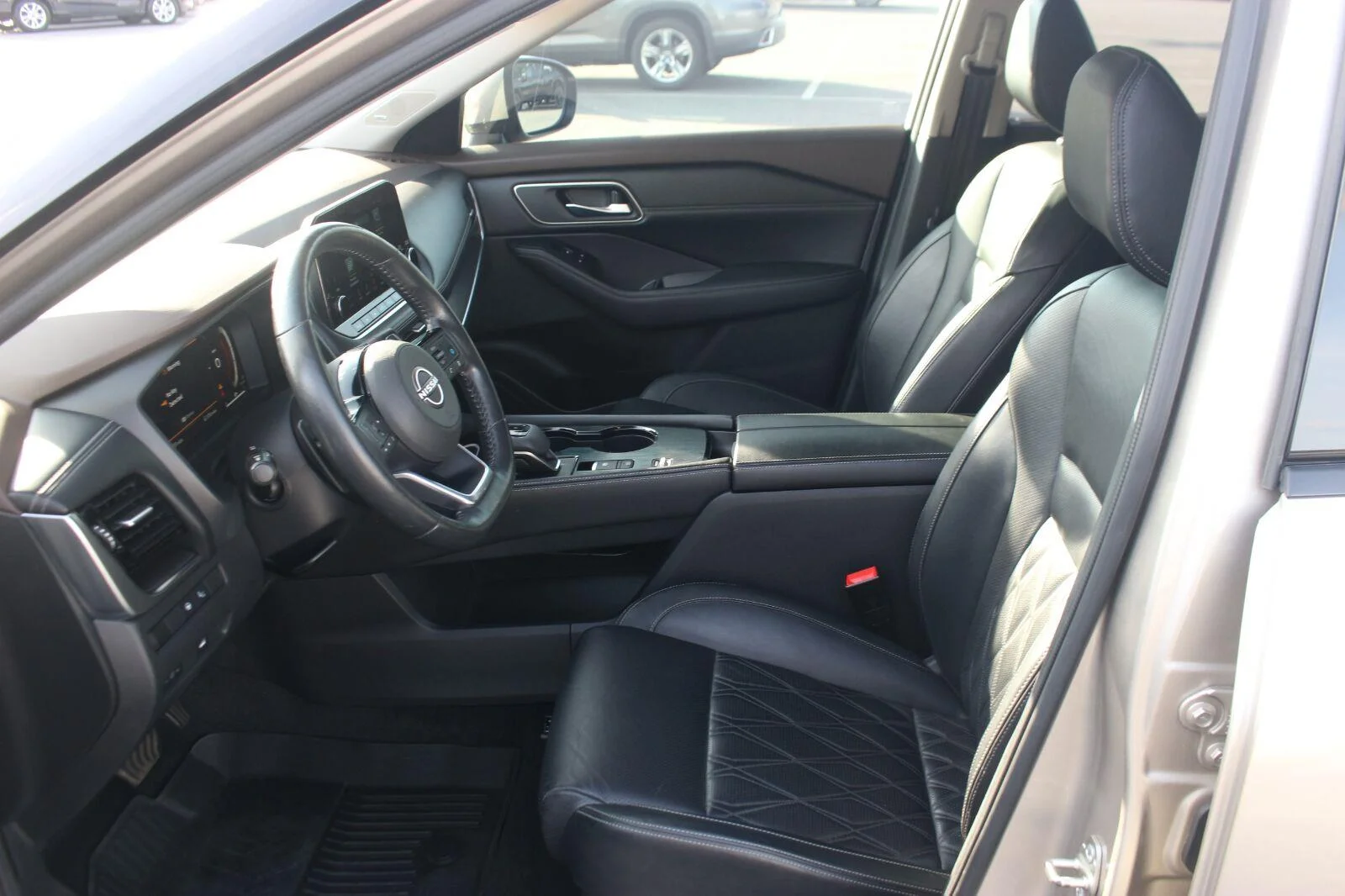 Used 2022 Gold Nissan Platinum image 16