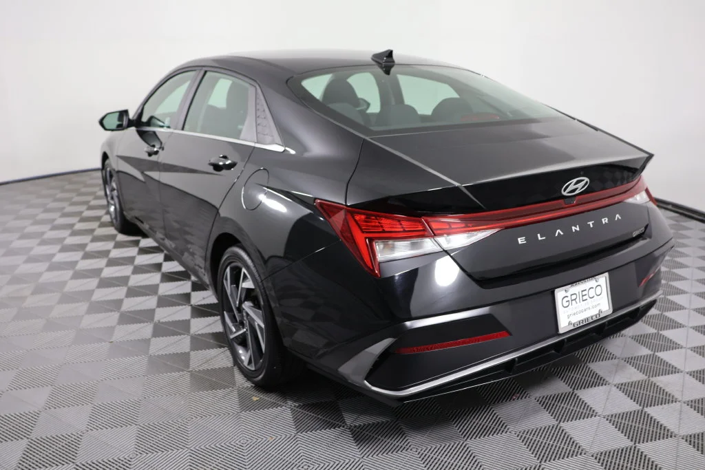Used 2025 Abyss Black Hyundai SEL Convenience image 6