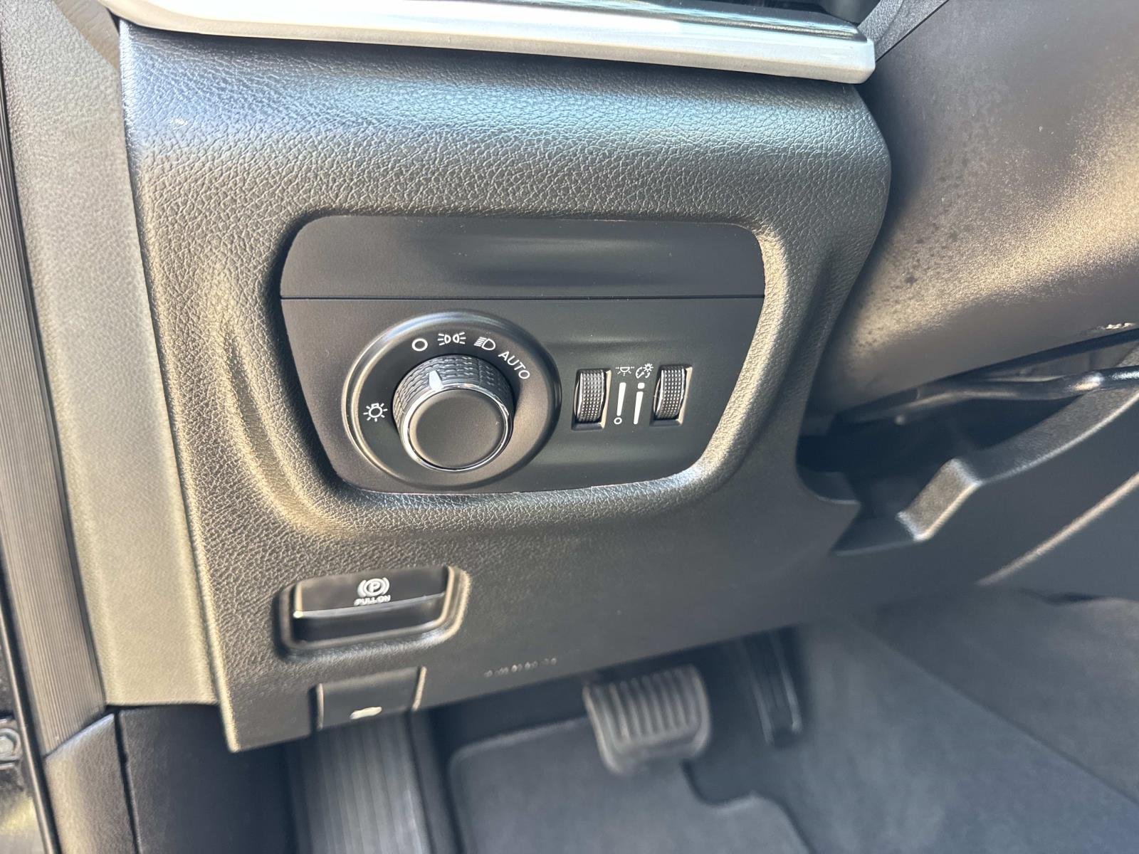 Used 2025 Diamond Black Crystal Pearlcoat Jeep Altitude X image 21