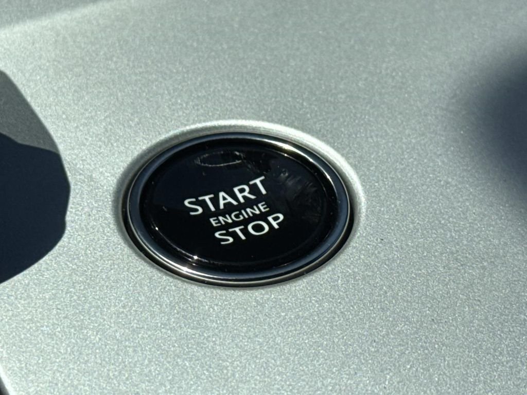 New 2026 Ethereal Frost Satin Land Rover SE image 10