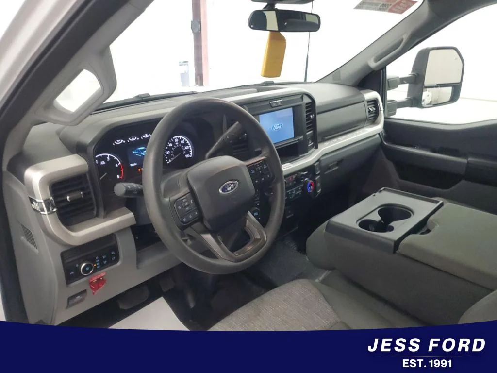 Used 2025 Oxford White Ford XLT image 6