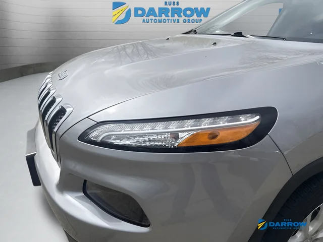 Used 2018 Silver Jeep Latitude image 22