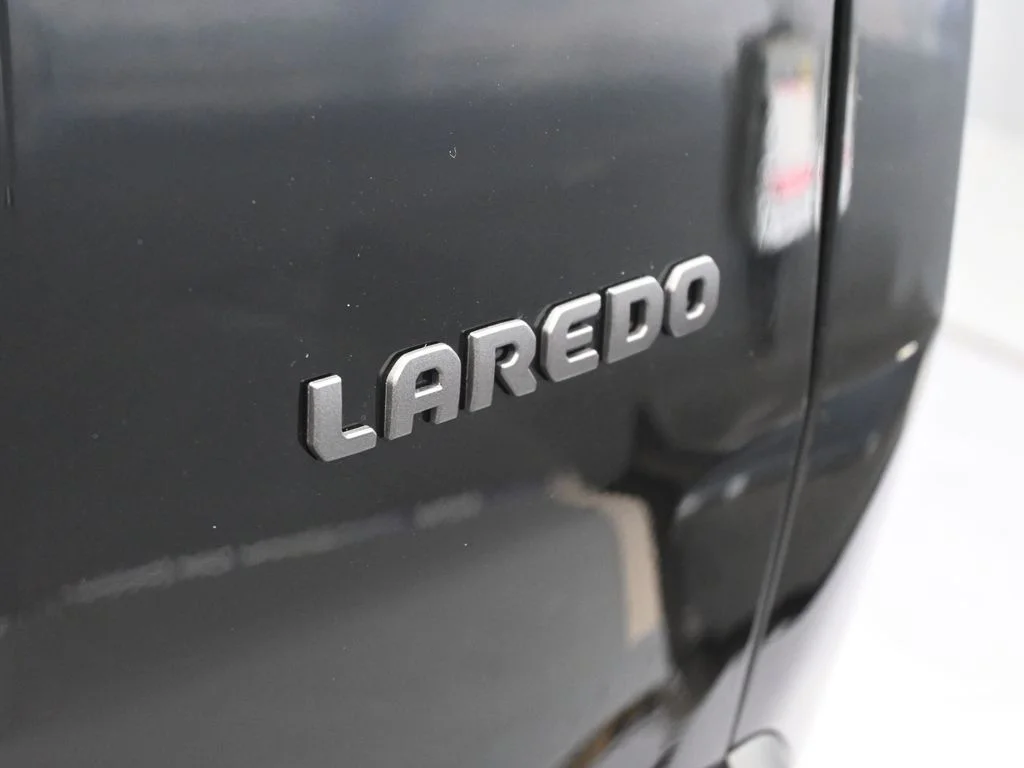 New 2026 Diamond Black Crystal Pearl-Coat Exterior Paint Jeep Laredo image 30