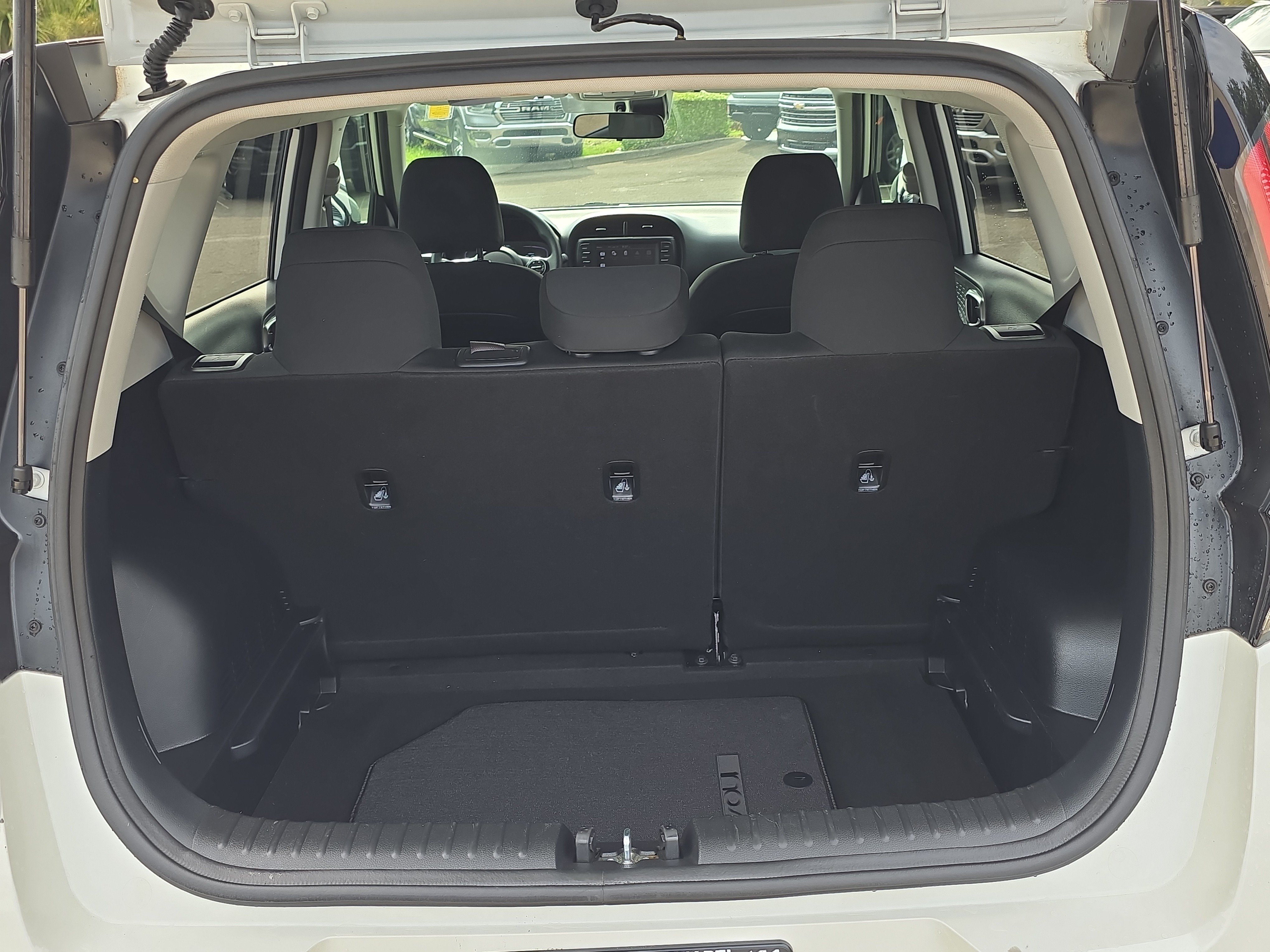 Used 2024 Snow White Pearl Kia LX image 10