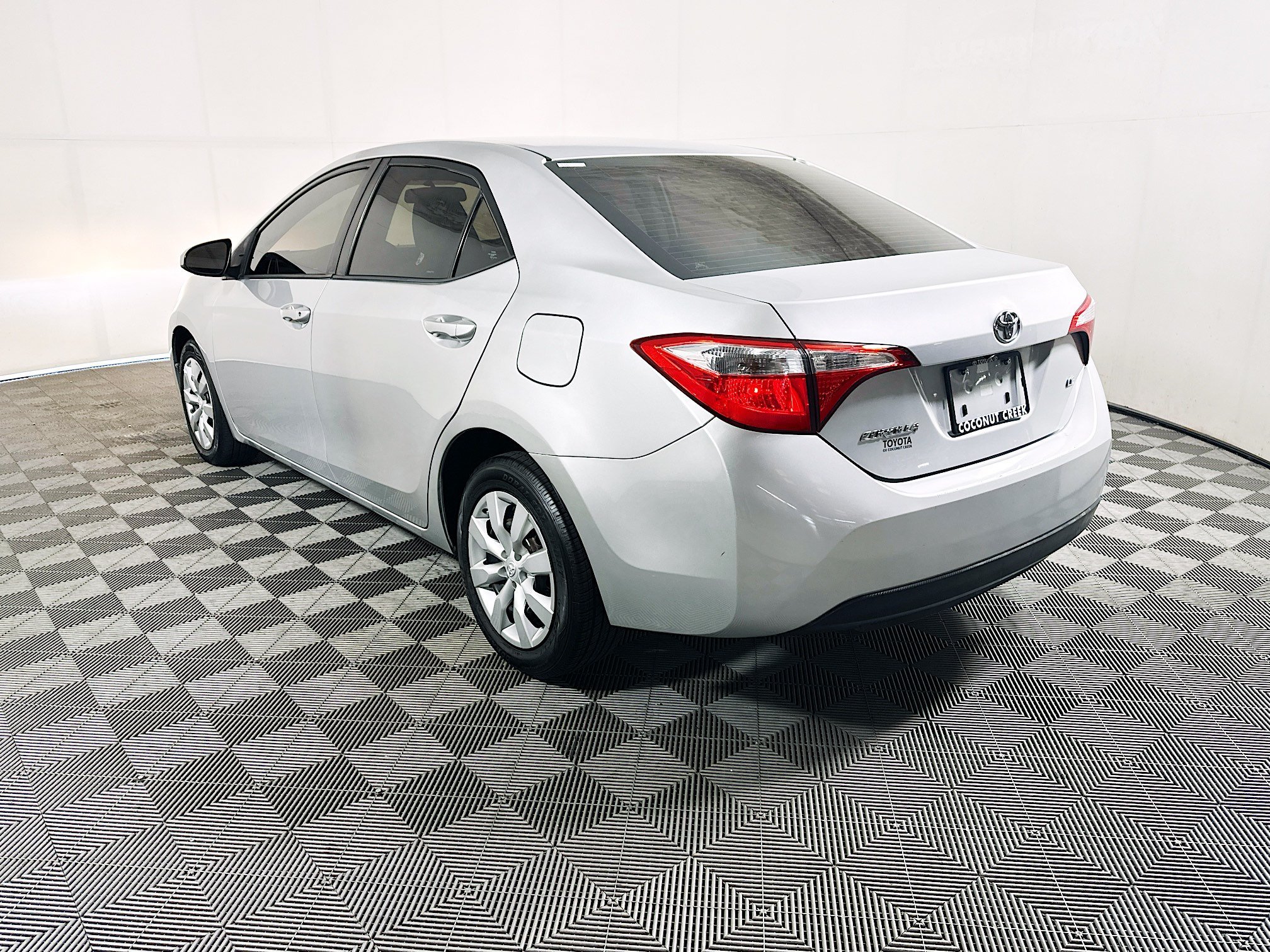 Used 2014 Classic Silver Metallic Toyota LE image 5