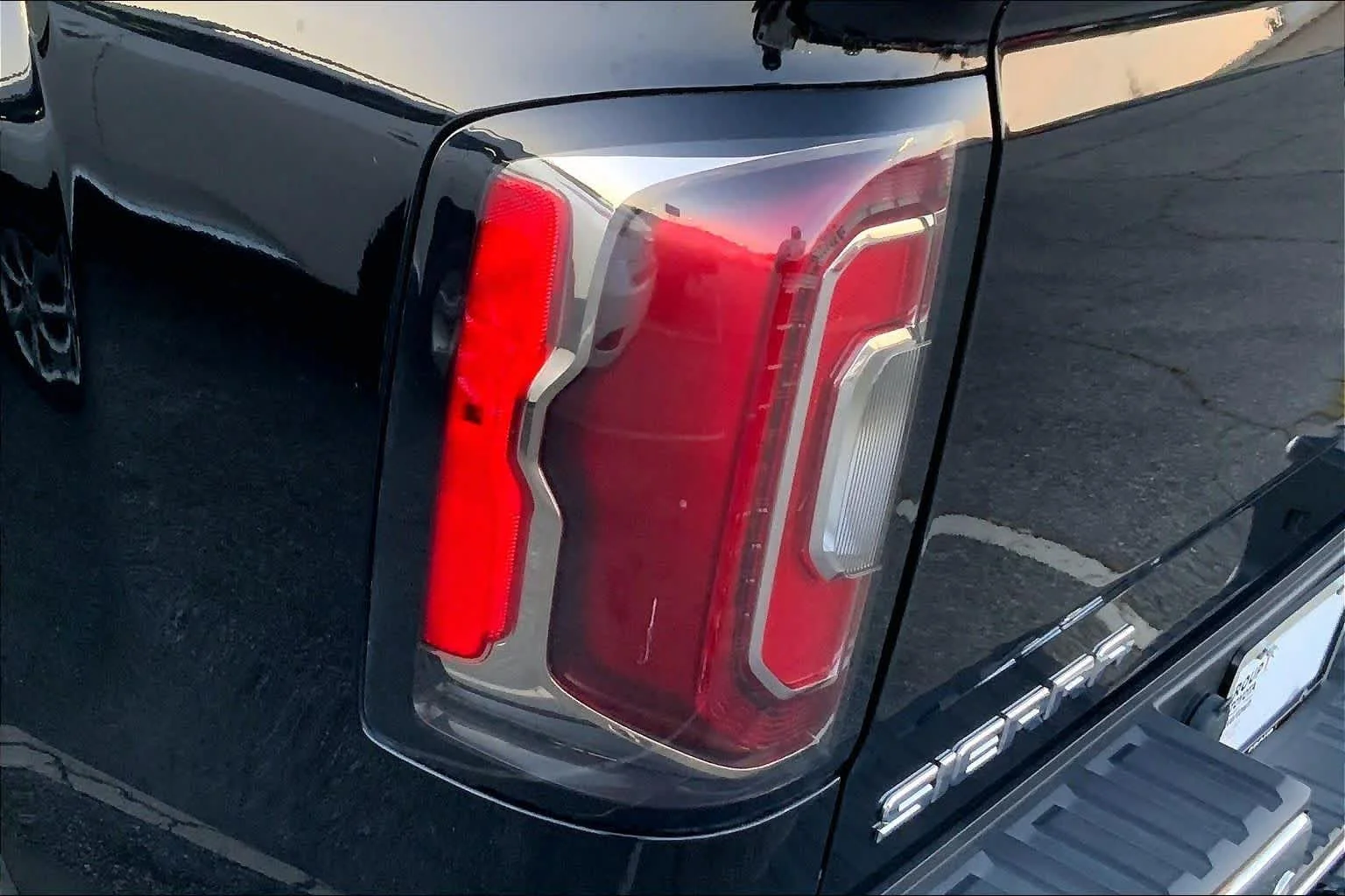 Used 2018 Onyx Black GMC SLT image 27