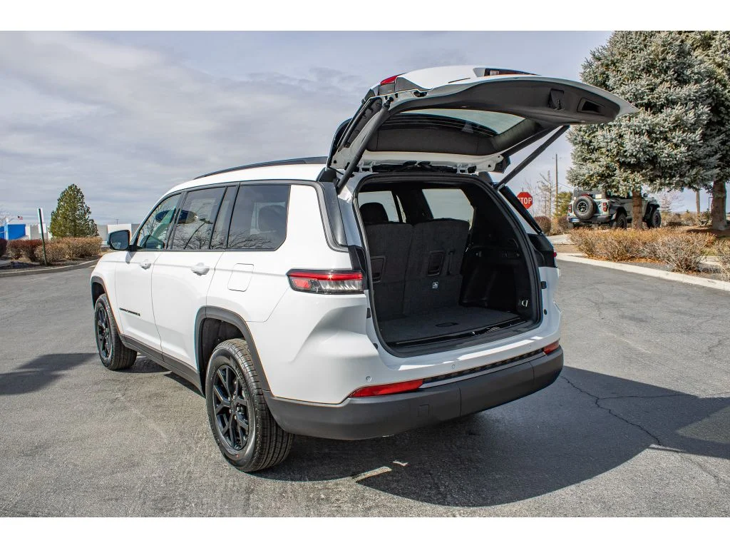 New 2026 Bright White Clearcoat Jeep Laredo Altitude image 9