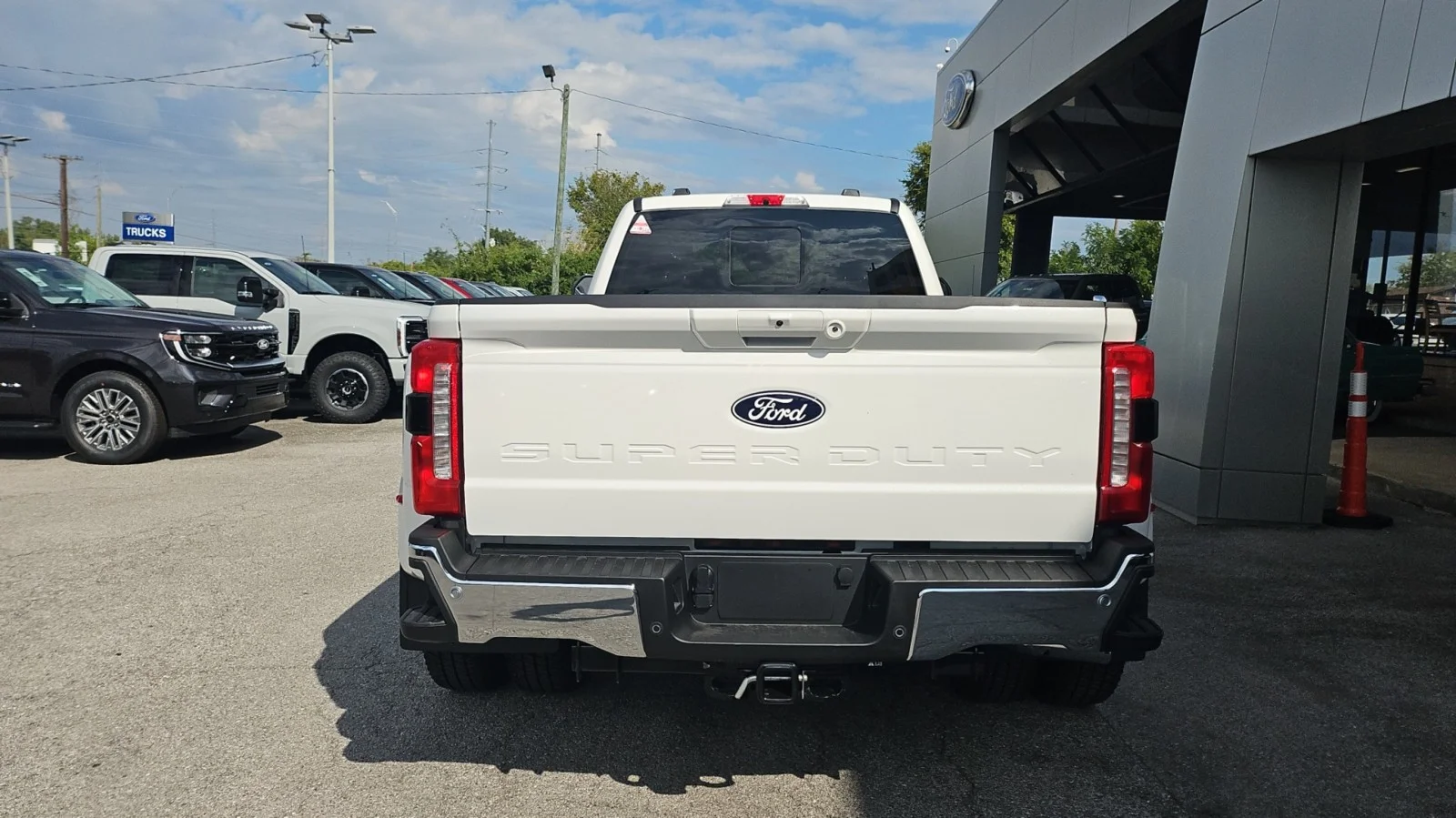 New 2027 Star White Metallic Tri-Coat Ford Lariat 4WD image 4