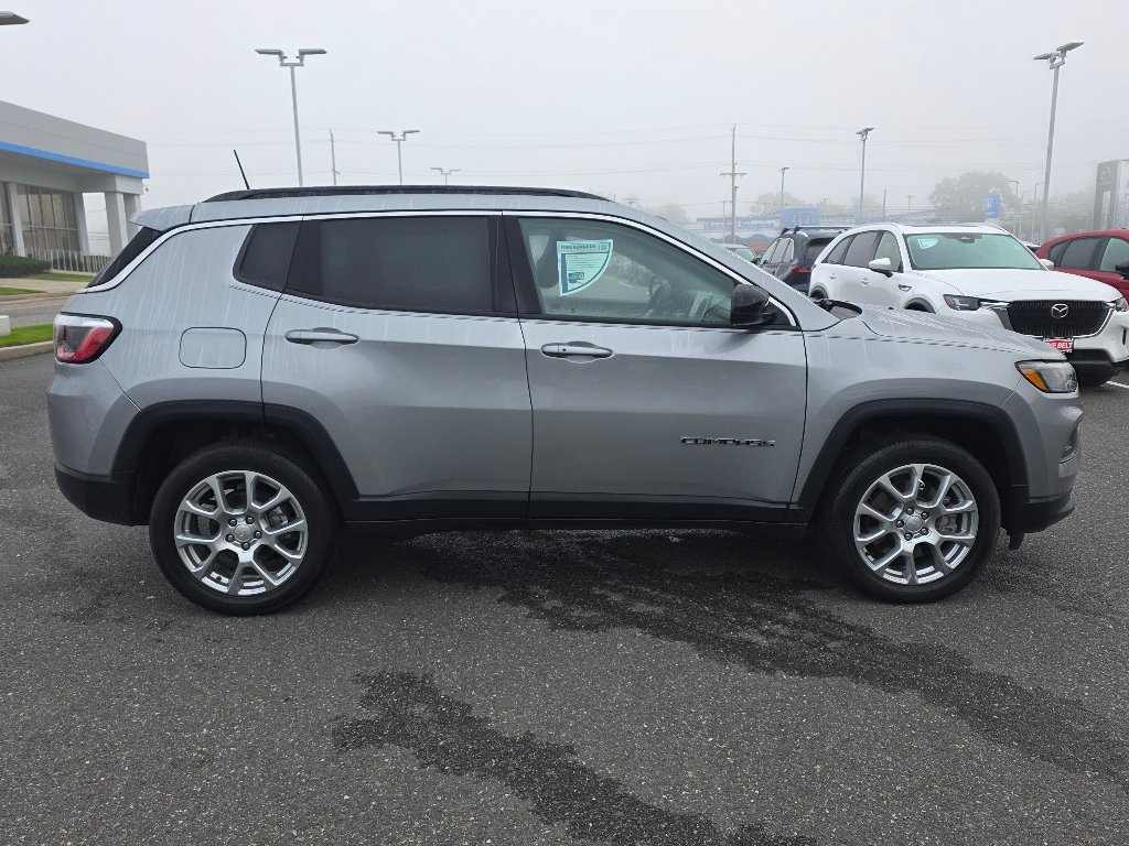 Used 2023 Billet Silver Metallic Clear Coat Jeep Latitude Lux image 18
