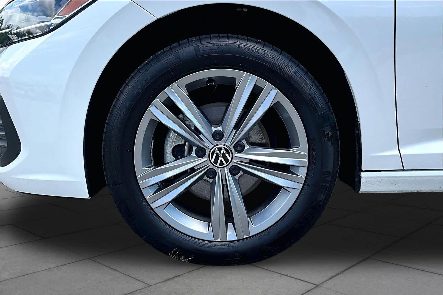 Certified Used 2023 Opal White Pearl Effect Volkswagen SE image 11