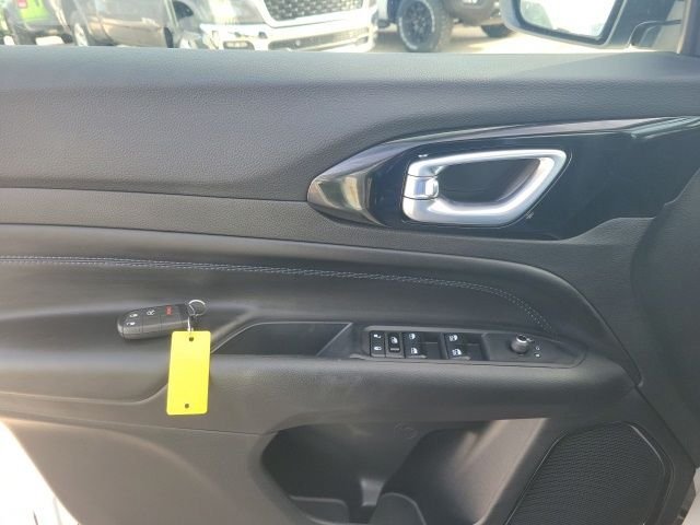New 2026 Bright White Clearcoat Jeep Latitude image 12