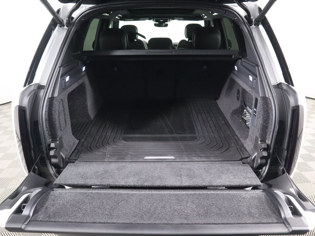 New 2026 Fuji White Land Rover SE image 30