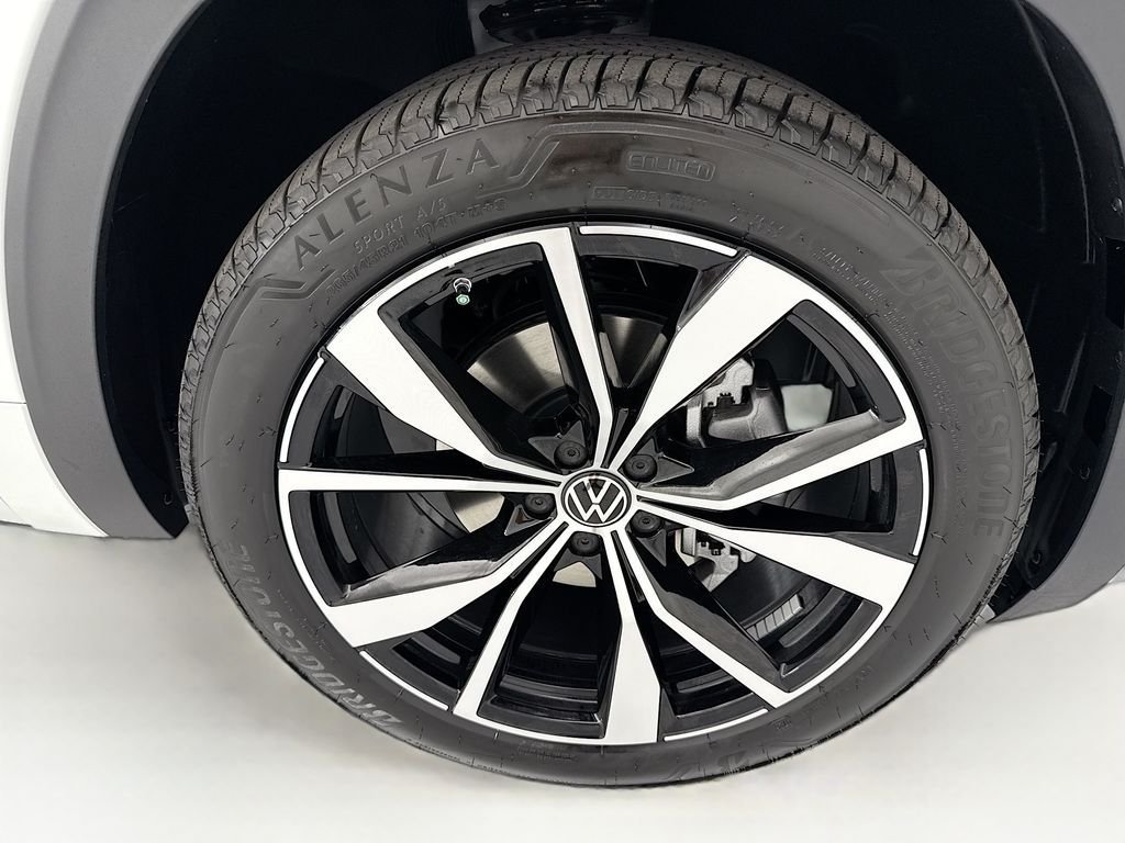 New 2026 Opal White Pearl Volkswagen SEL Premium R-Line image 32