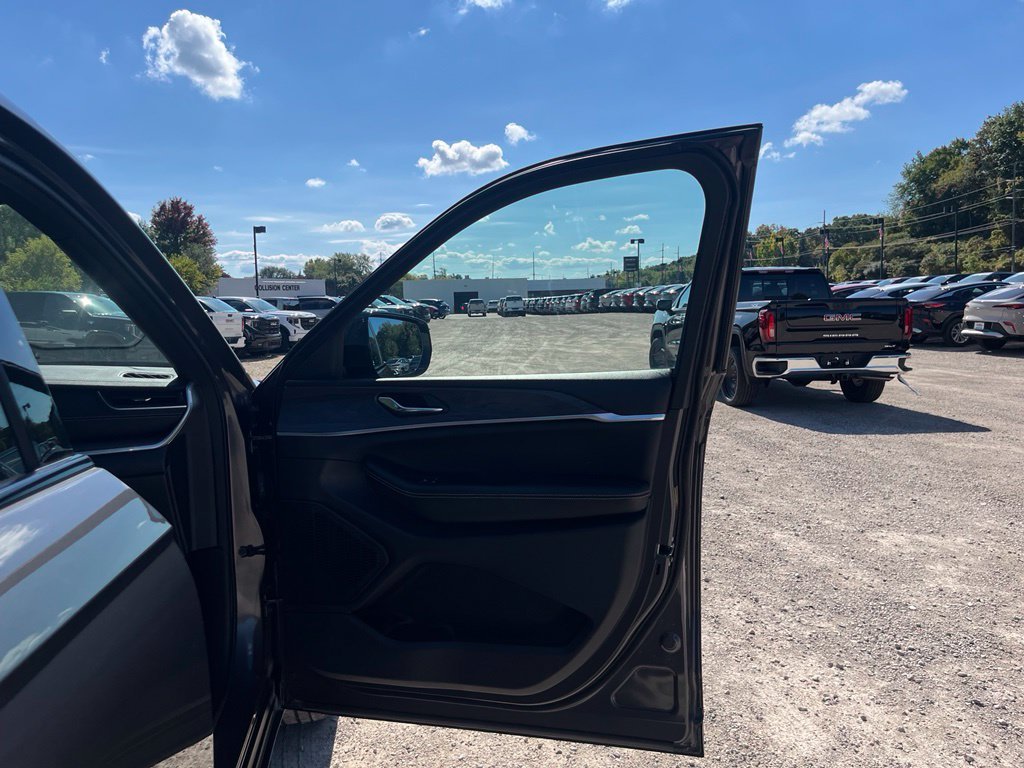 Used 2024 Gray Metallic Jeep Limited image 36