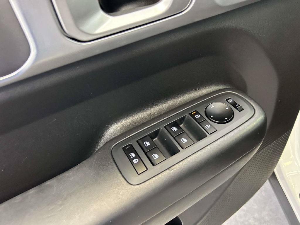Used 2025 White Hyundai SE image 15