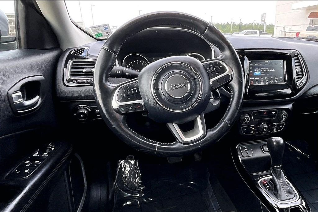 Used 2019 Silver Jeep Latitude image 4